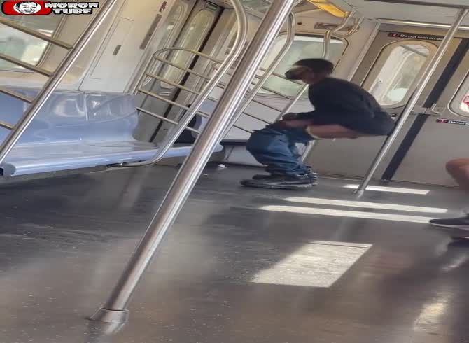 Video :To sink a bronze in the metro, he commands everyone to disembark!